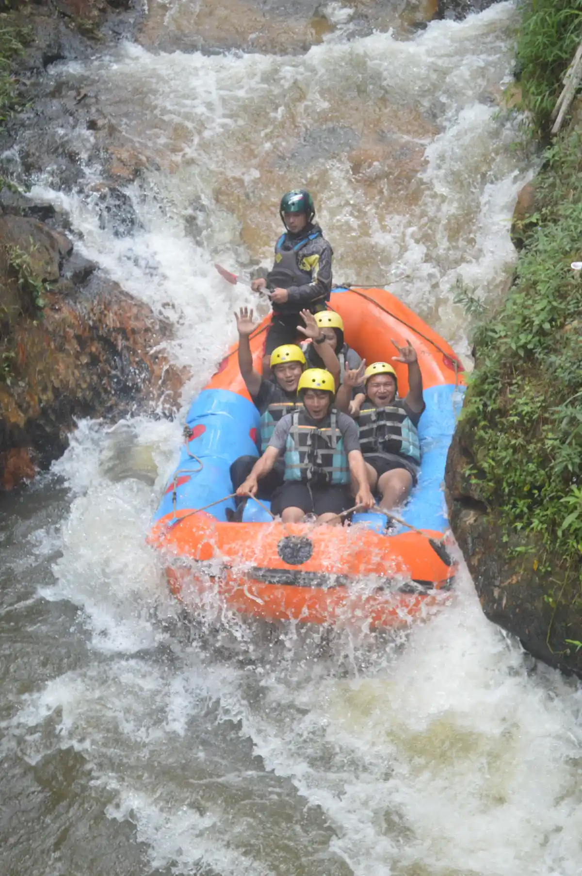 Perahu rombongan Astra Daihatsu menerjang ombak Jeram Domba