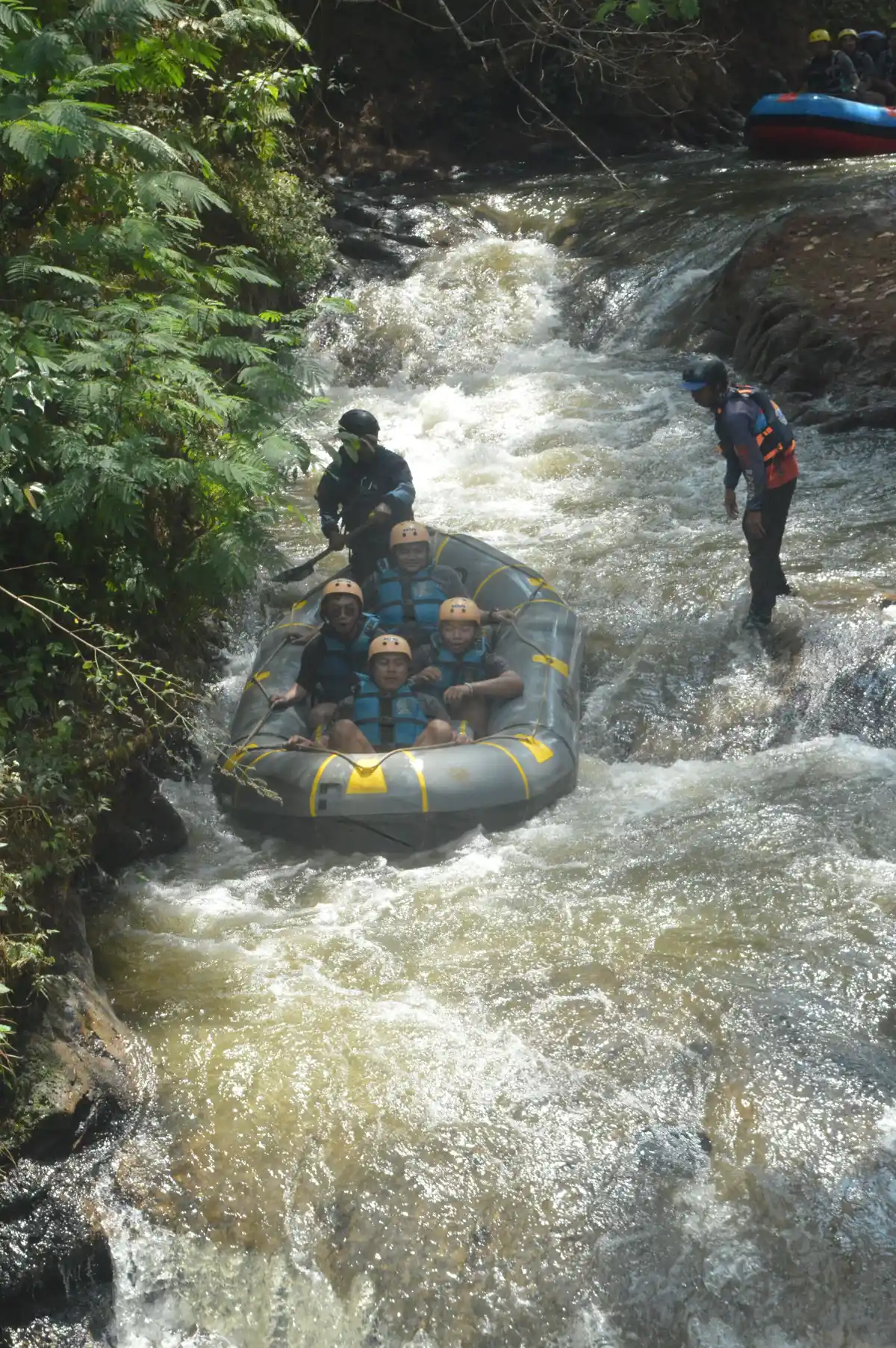 Rafting pangalengan rombongan Astra Daihatsu melewati Jeram Kacapi
