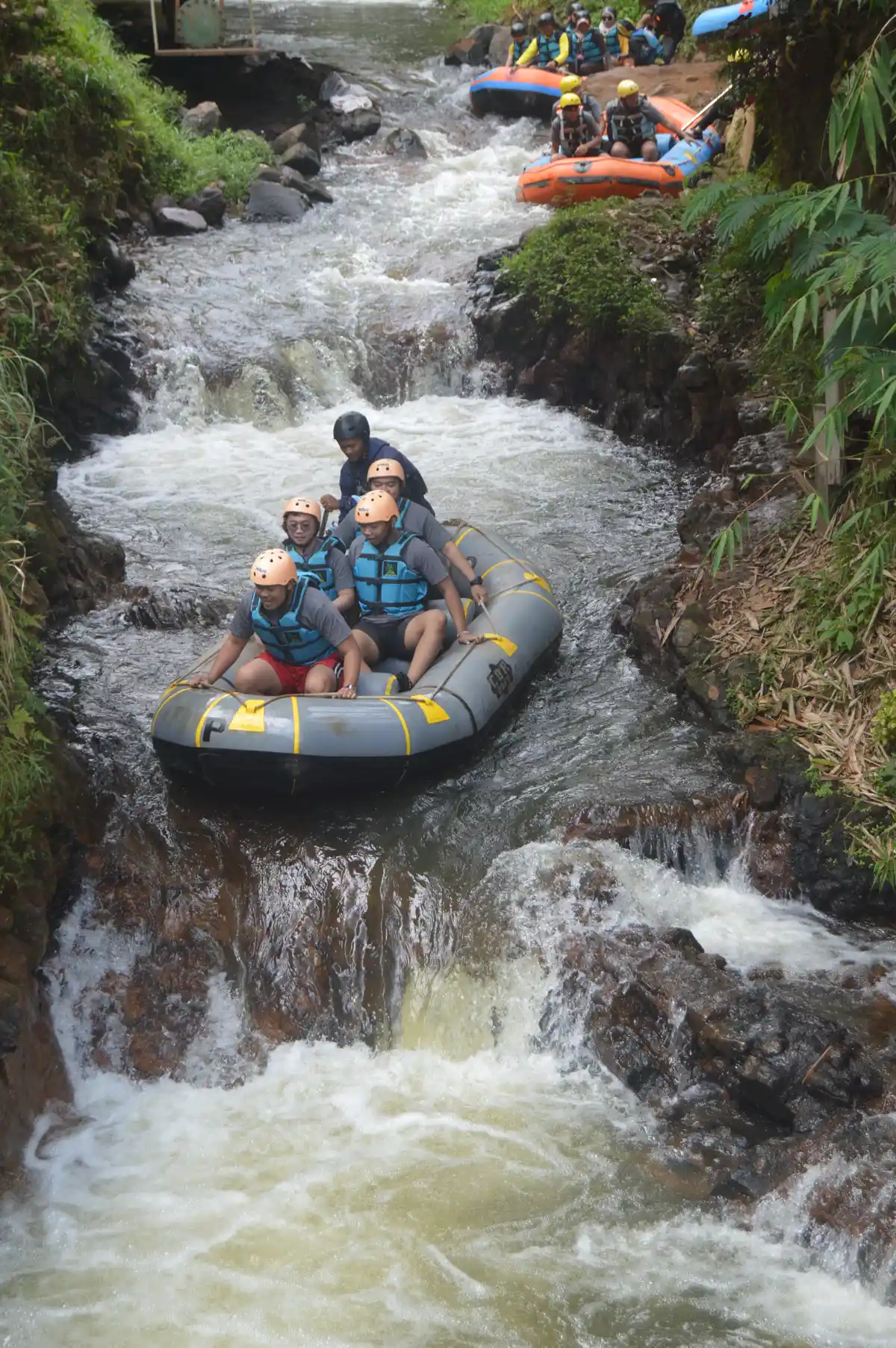Rombongan Astra Daihatsu rafting pangalengan di Jeram Start Sungai Palayangan