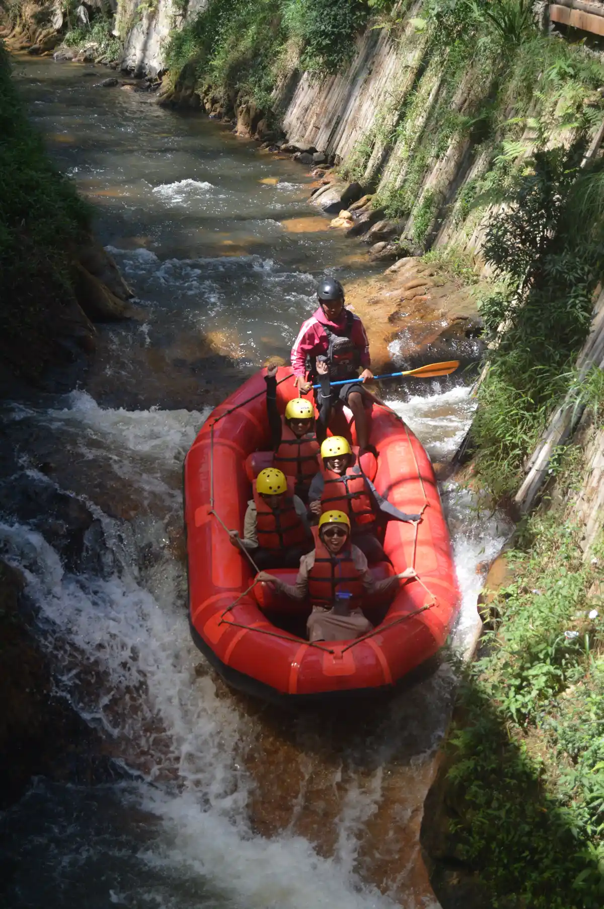 Rombongan Azeera Tripmate tiba di finish rafting pangalengan