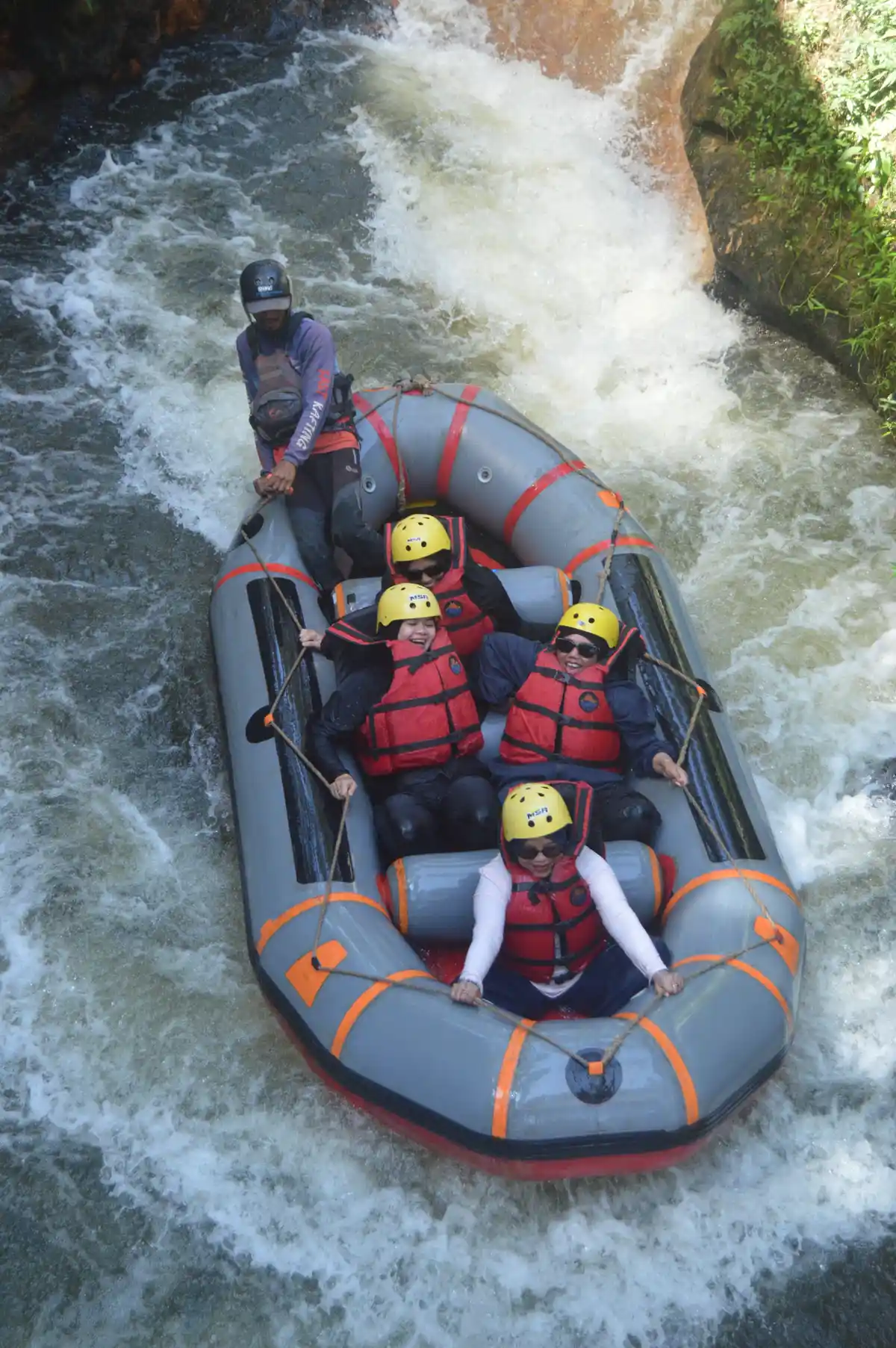 Perahu Azeera Tripmate di Jeram Domba Sungai Palayangan
