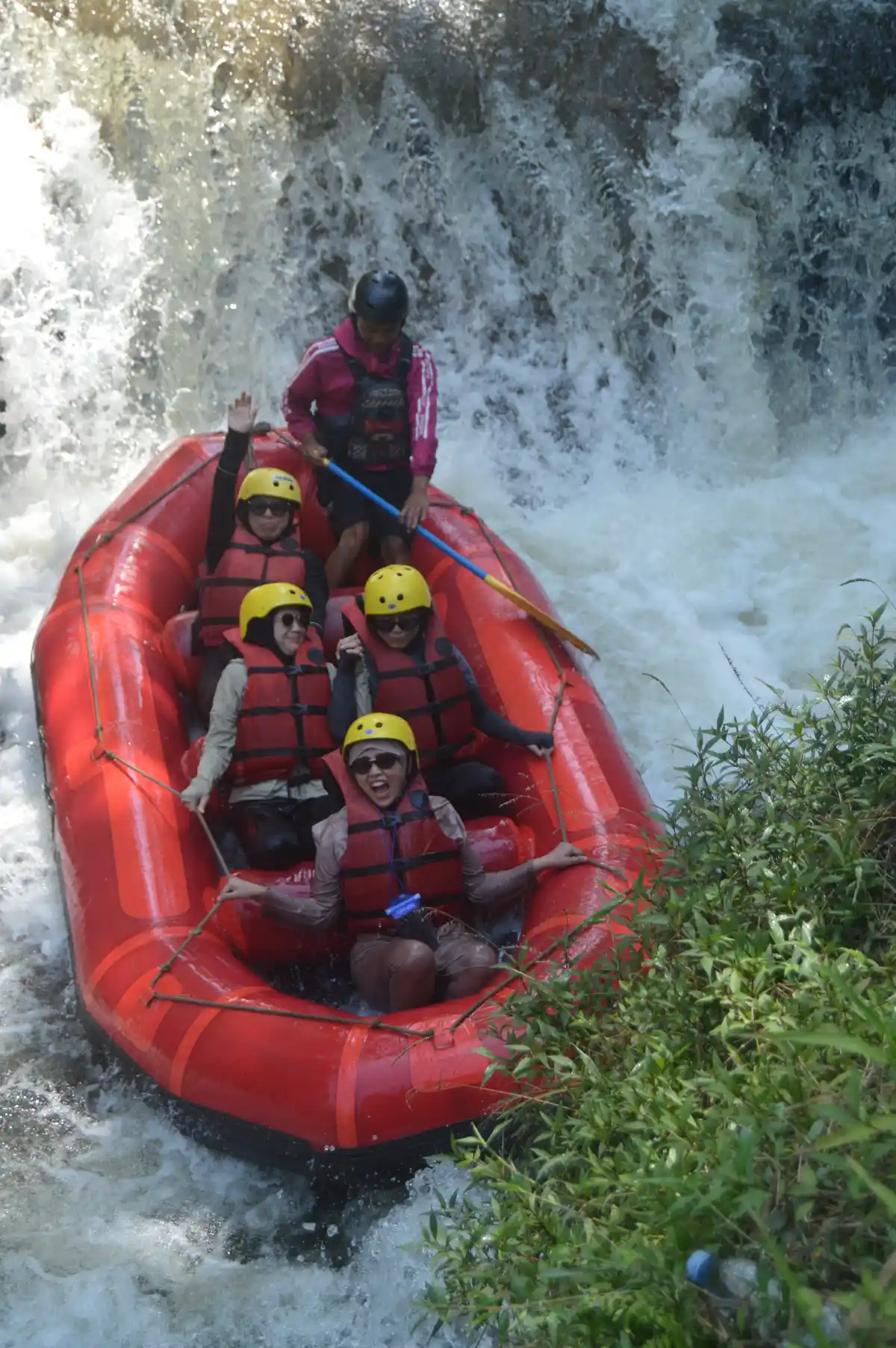 Rafting pangalengan aman bersama guide di Jeram Kacapi