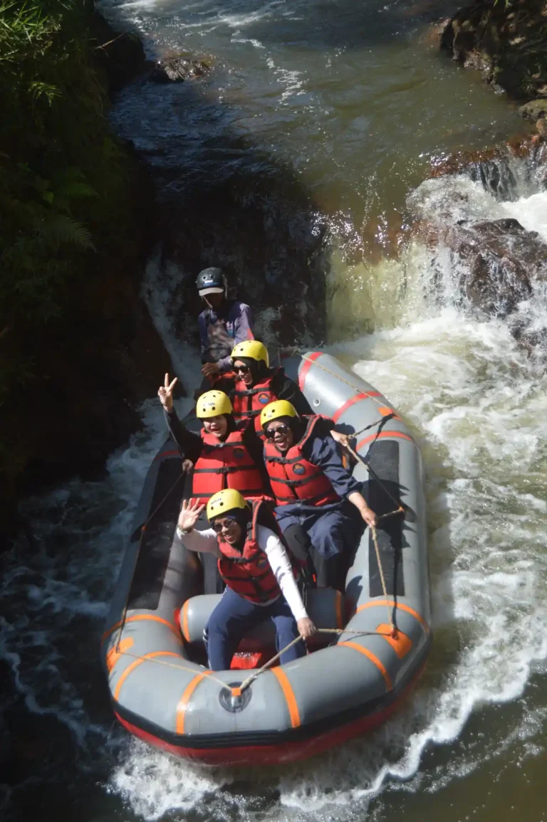 Rombongan Azeera Tripmate memulai rafting pangalengan di Jeram Start