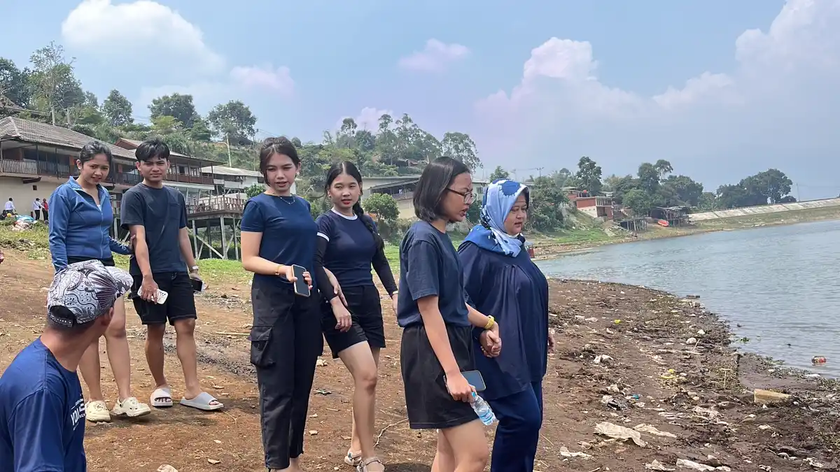 Peserta BCA Grand Mall Bekasi bersiap flying fox di Situ Cileunca