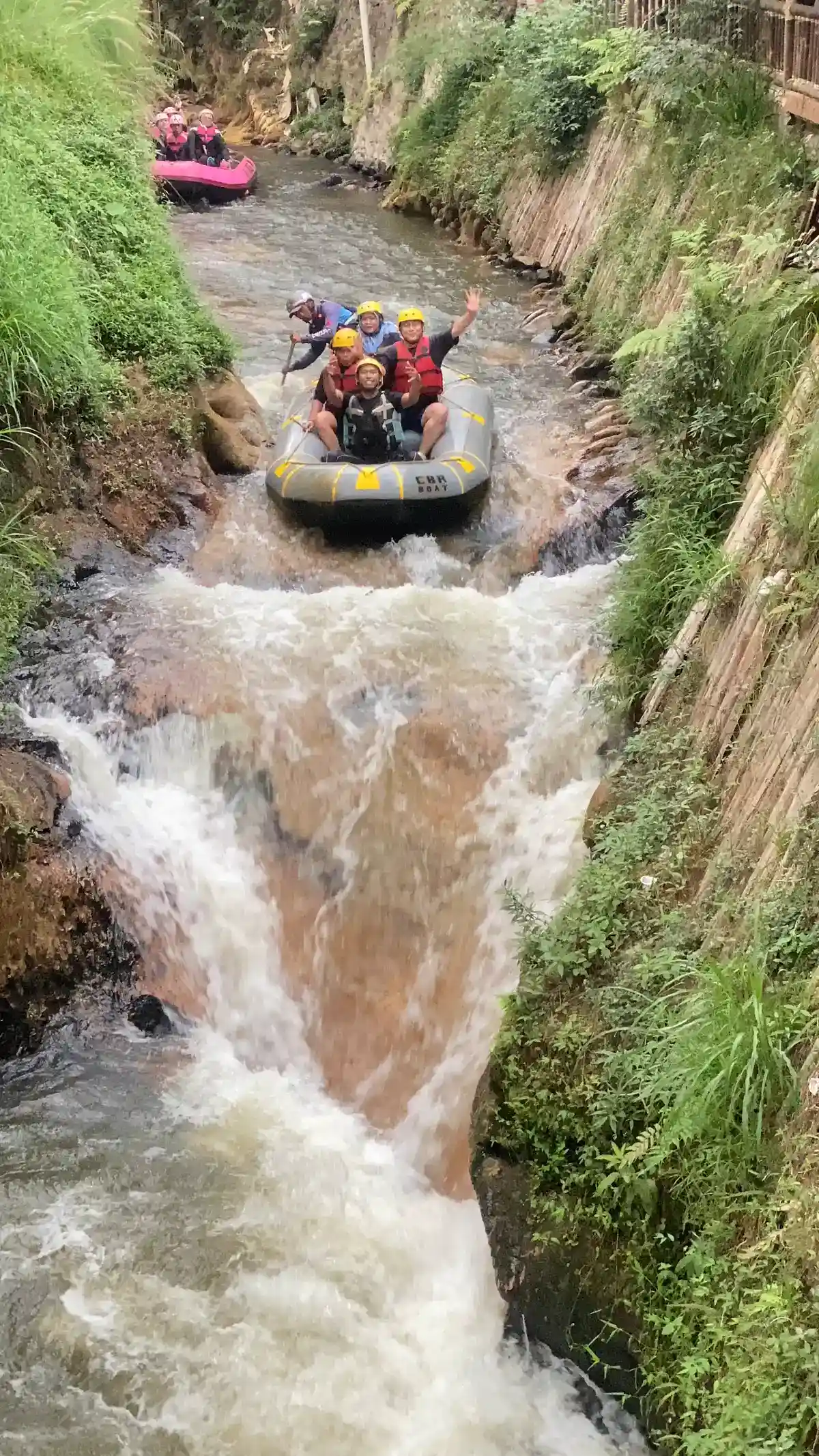 Perahu tim BCA Grand Mall Bekasi menembus Jeram Domba Sungai Palayangan