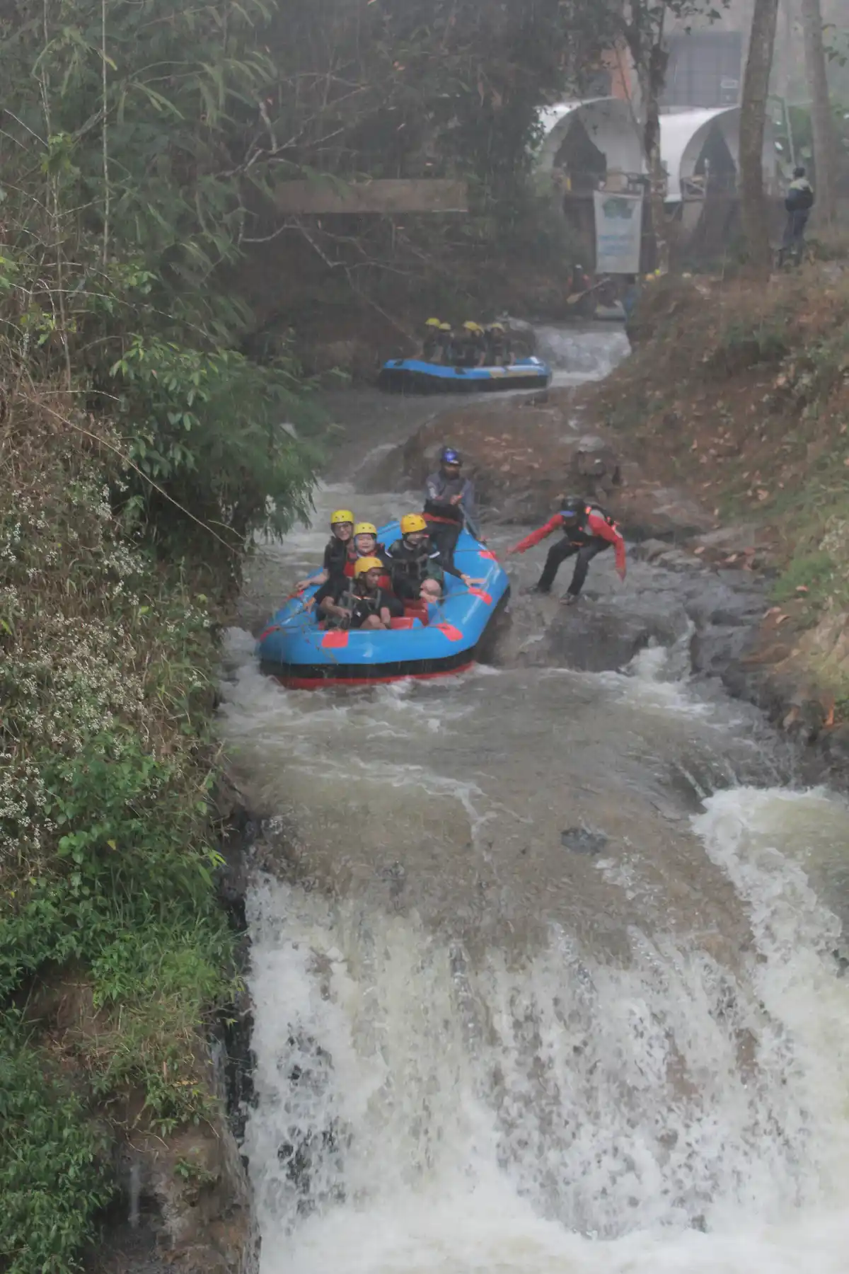 Rafting pangalengan tim BCA di Jeram Kacapi