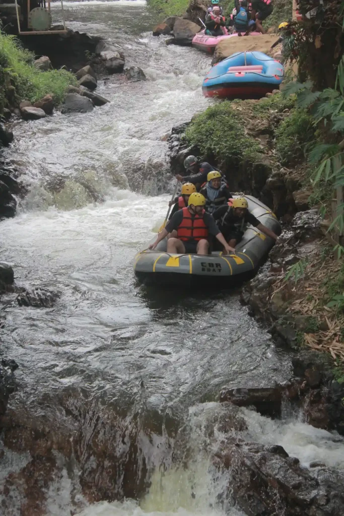 Tim BCA Grand Mall Bekasi rafting pangalengan bandung di Jeram Start