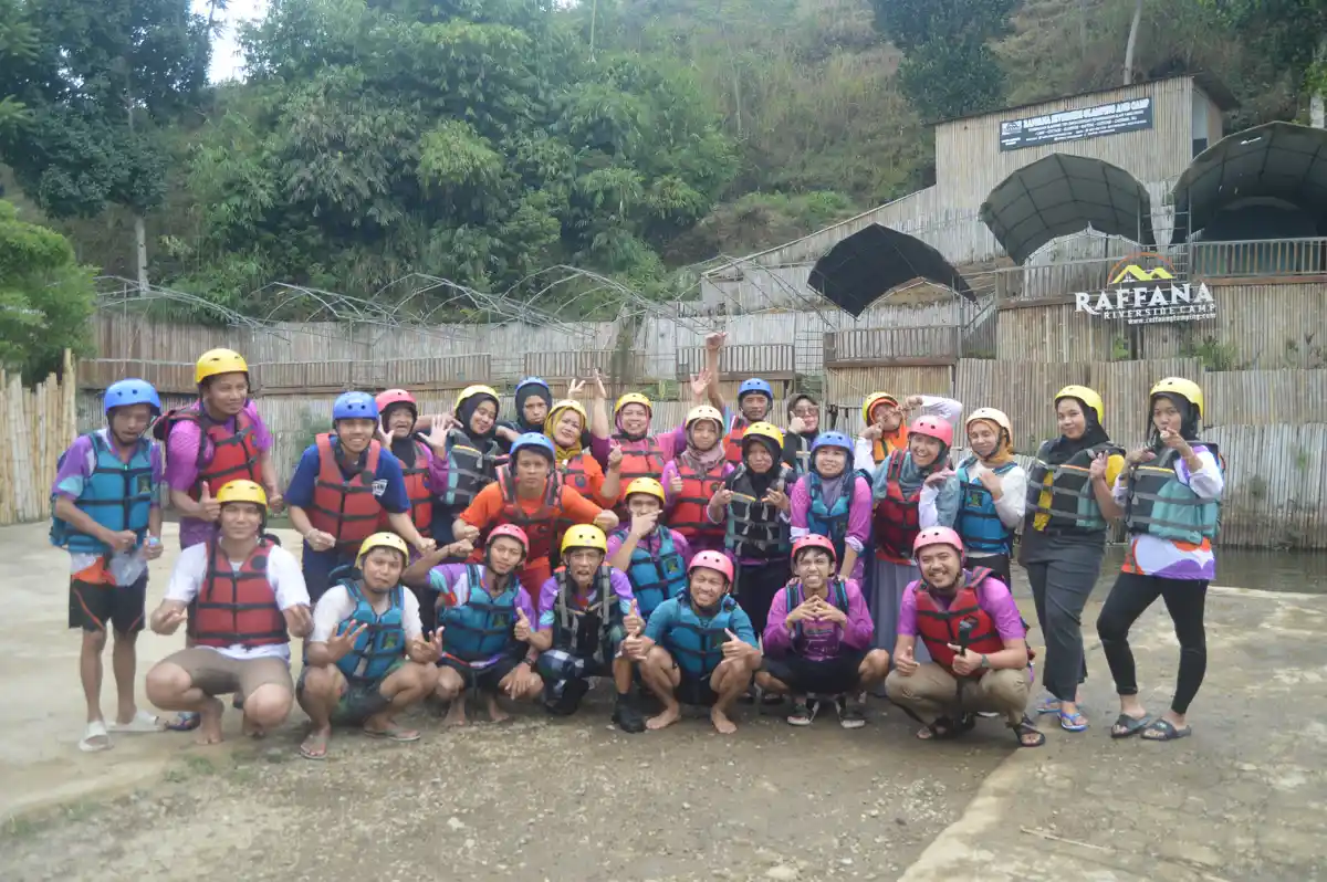 Tim Dyummy Catering merayakan finish rafting pangalengan