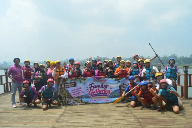 Rombongan Dyummy Catering foto bersama di dermaga Situ Cileunca sebelum rafting pangalengan