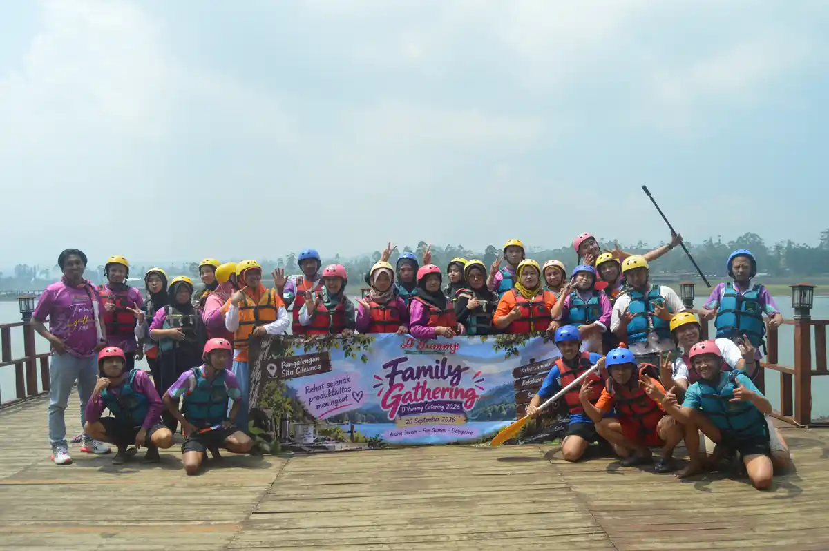 Rombongan Dyummy Catering foto bersama di dermaga Situ Cileunca sebelum rafting pangalengan