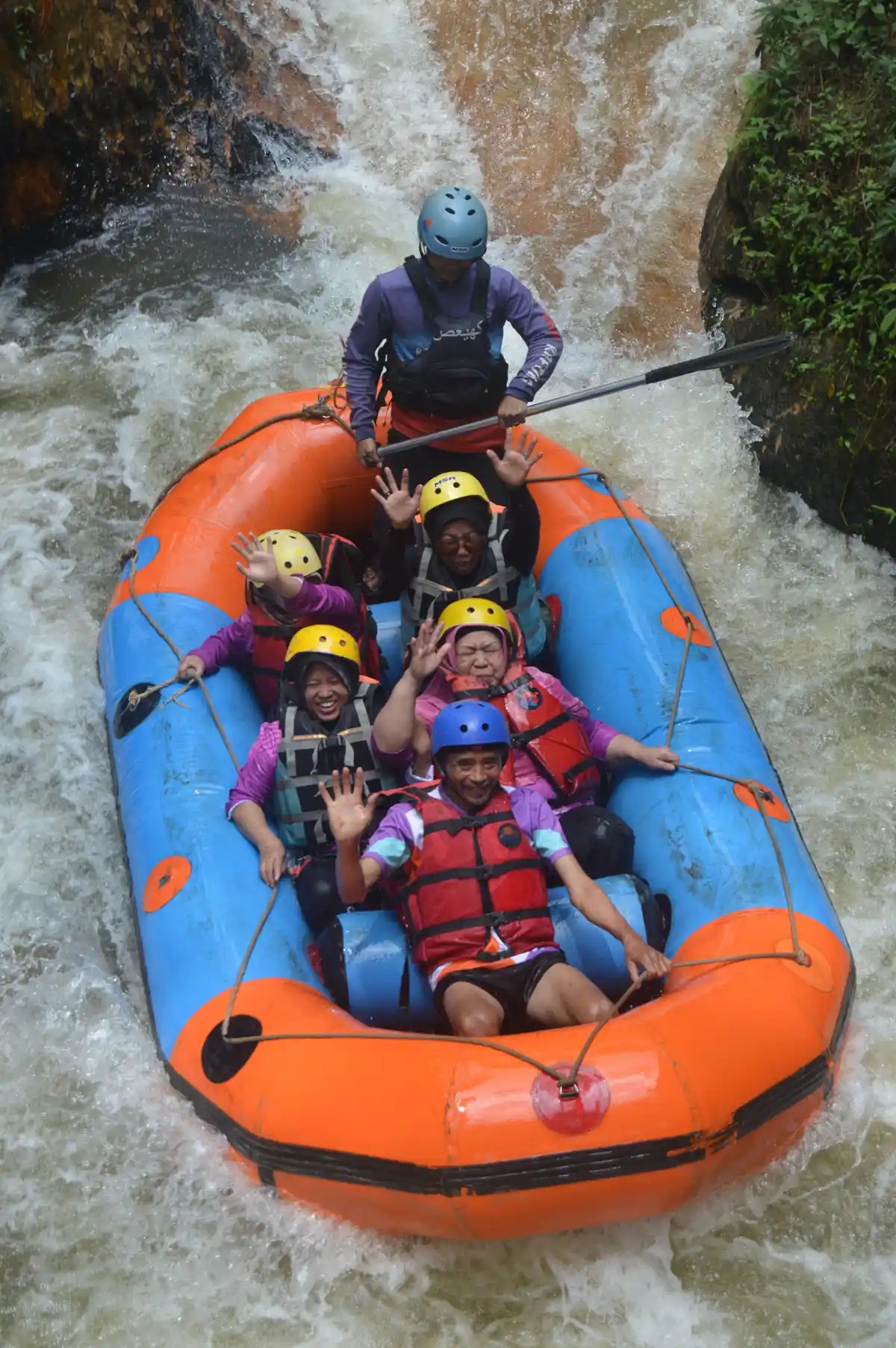 Rafting pangalengan rombongan Dyummy Catering di Jeram Domba
