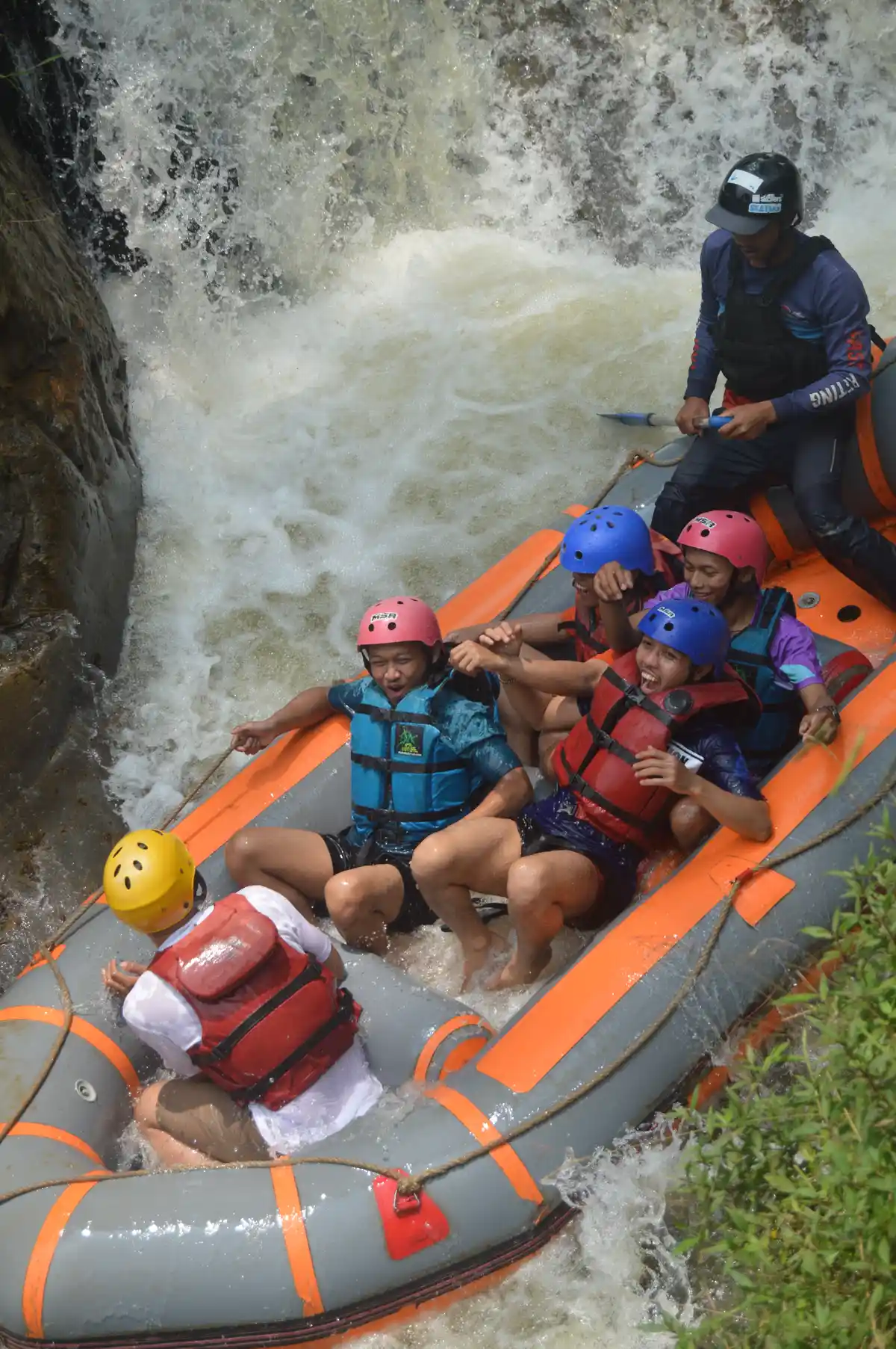 Peserta gathering Dyummy Catering melewati Jeram Kacapi