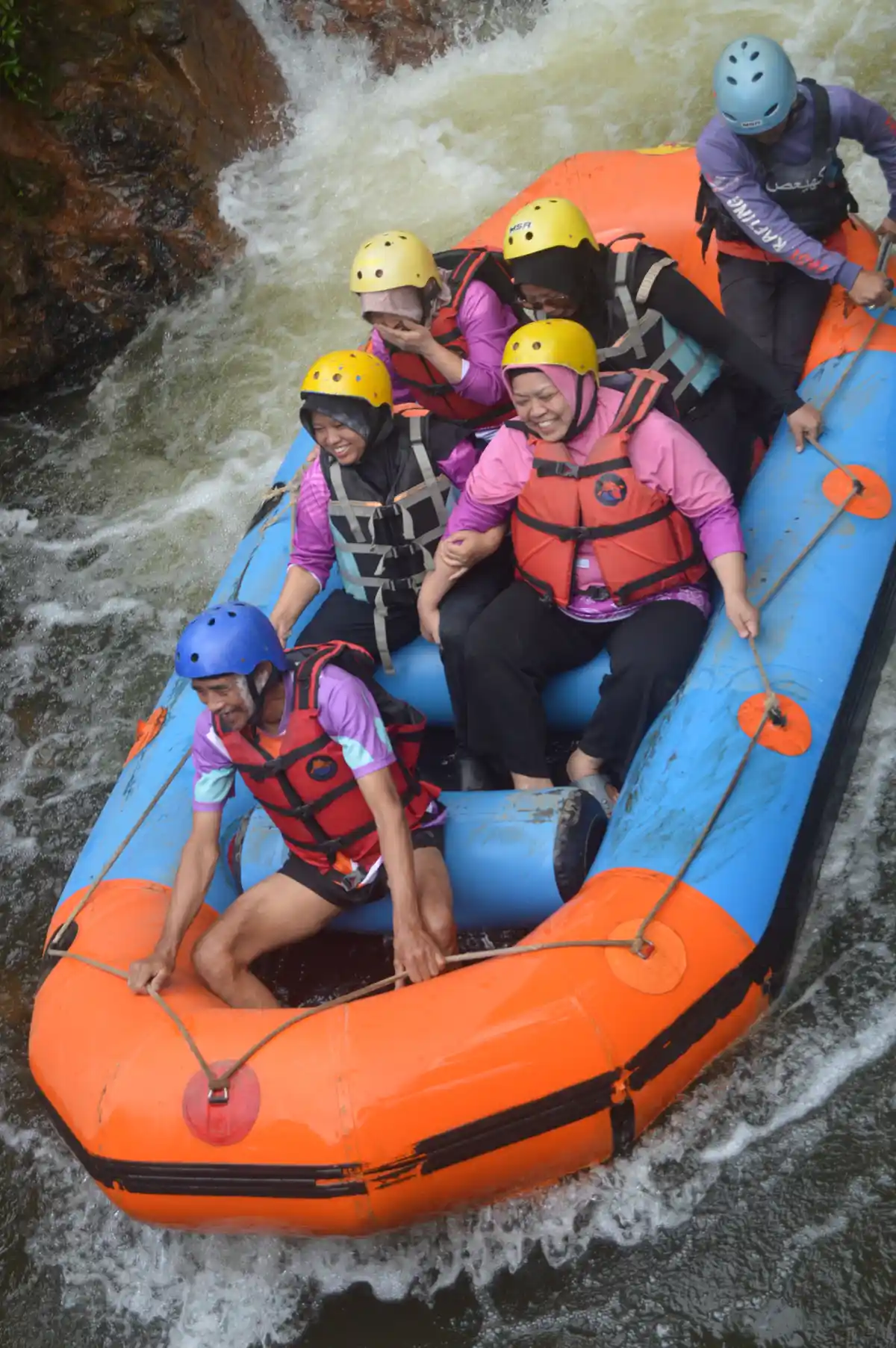 Perahu Dyummy Catering meluncur di Jeram Start Sungai Palayangan