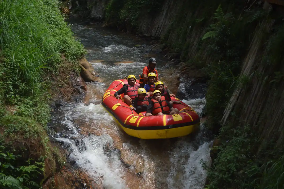 Perahu PT TPCC rafting pangalengan di Jeram Domba