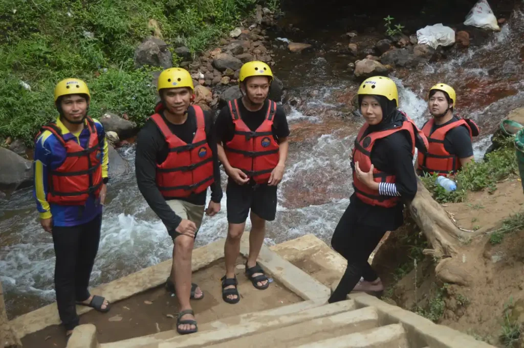 Rombongan PT TPCC rafting pangalengan di Sungai Palayangan