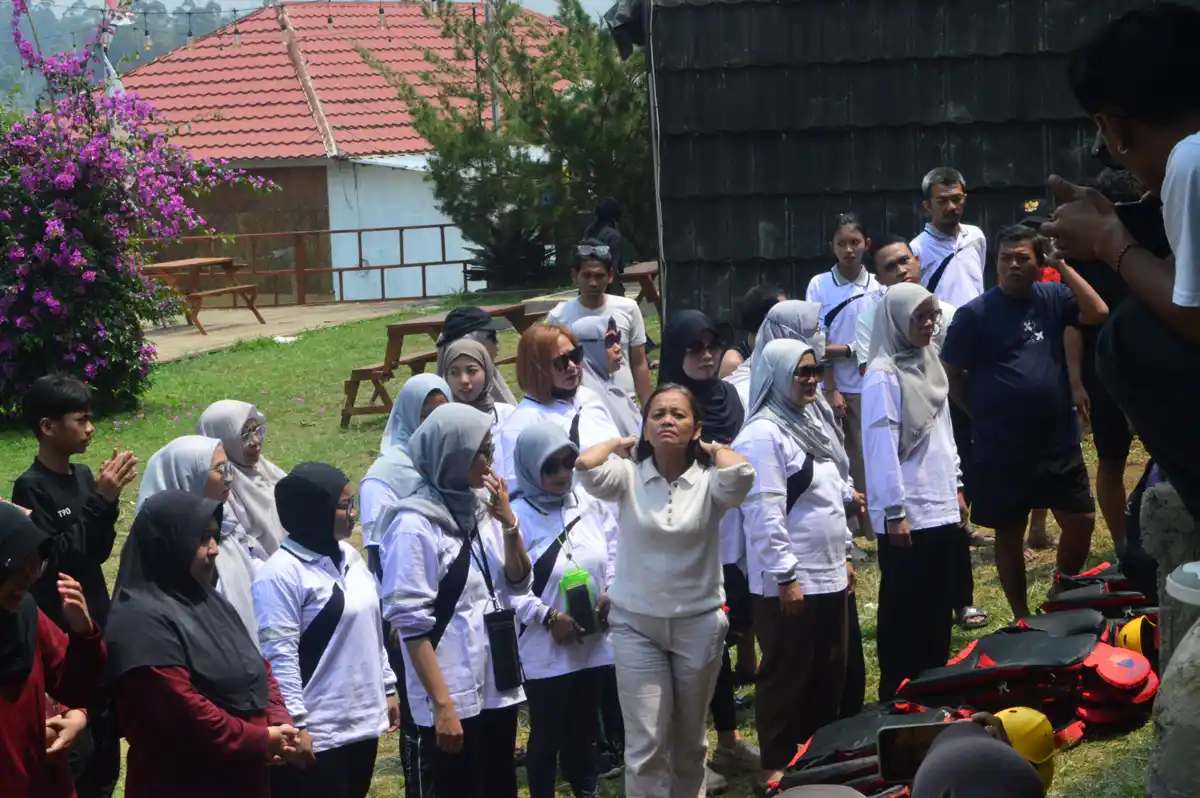 Peserta Putri Arum menyimak arahan pemandu saat briefing arung jeram