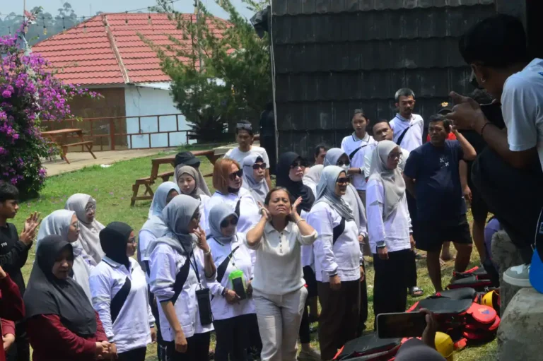 Rombongan Putri Arum mengikuti briefing sebelum arung jeram di Pangalengan