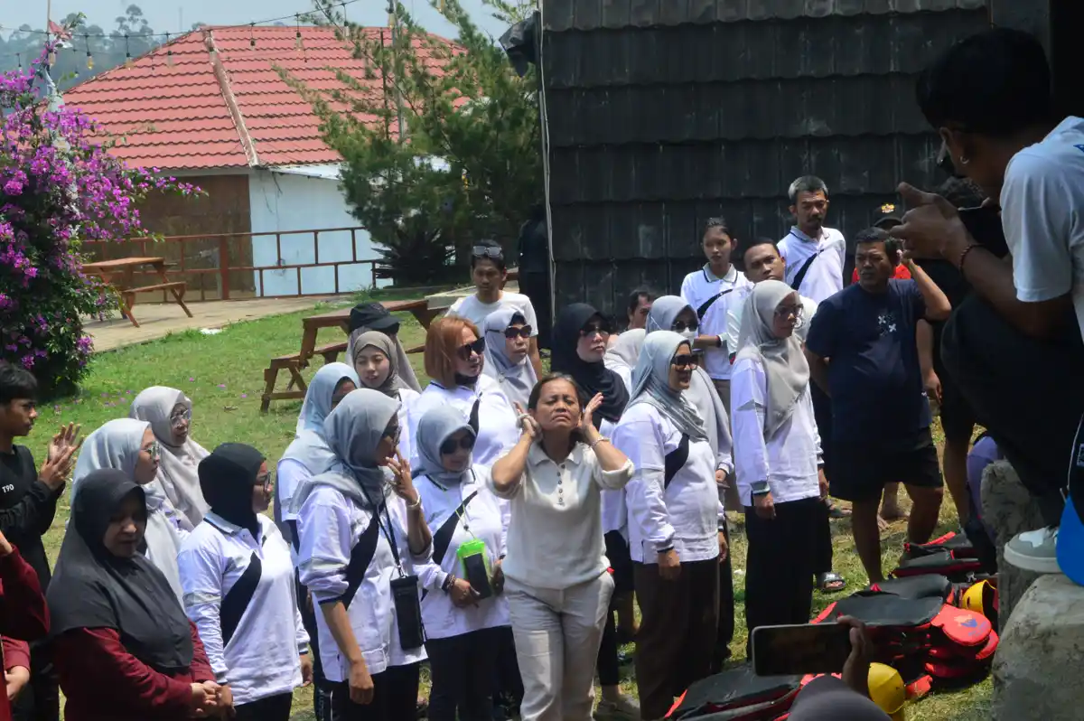 Rombongan Putri Arum mengikuti briefing sebelum arung jeram di Pangalengan