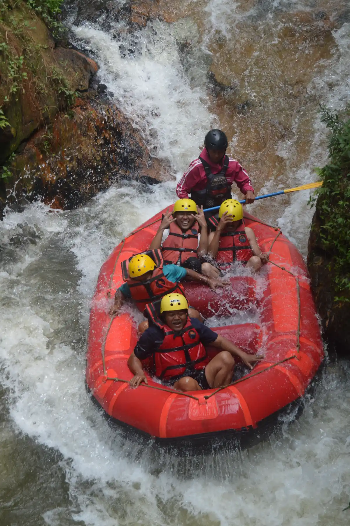 Perahu rombongan Putri Arum melintasi Jeram Domba