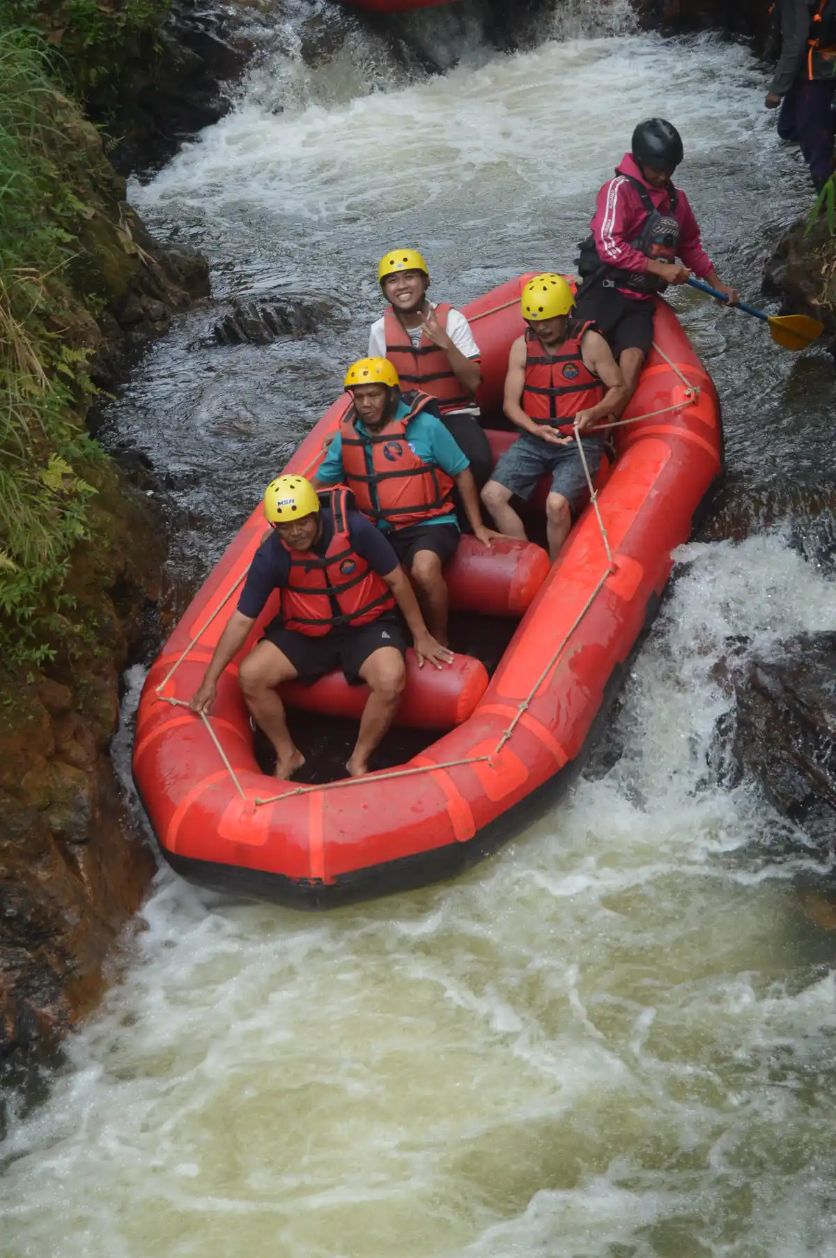 Rafting pangalengan rombongan Putri Arum di Jeram Kacapi