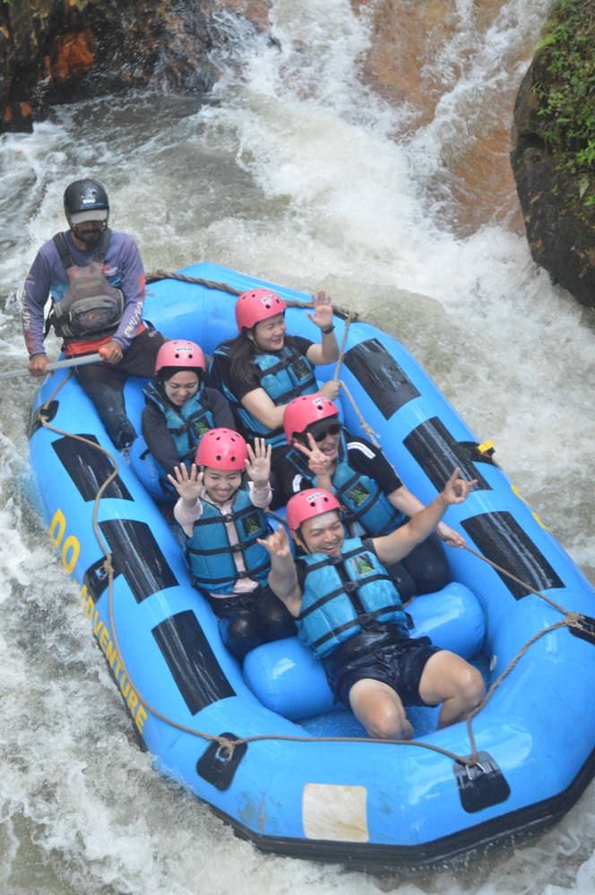 Aksi Petualangan Rafting Pangalengan di Jeram Domba Sungai Palayangan