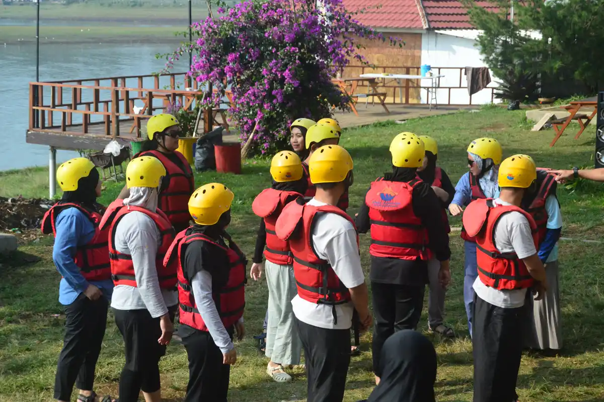Guide memberi briefing keselamatan kepada rombongan Twins Travel