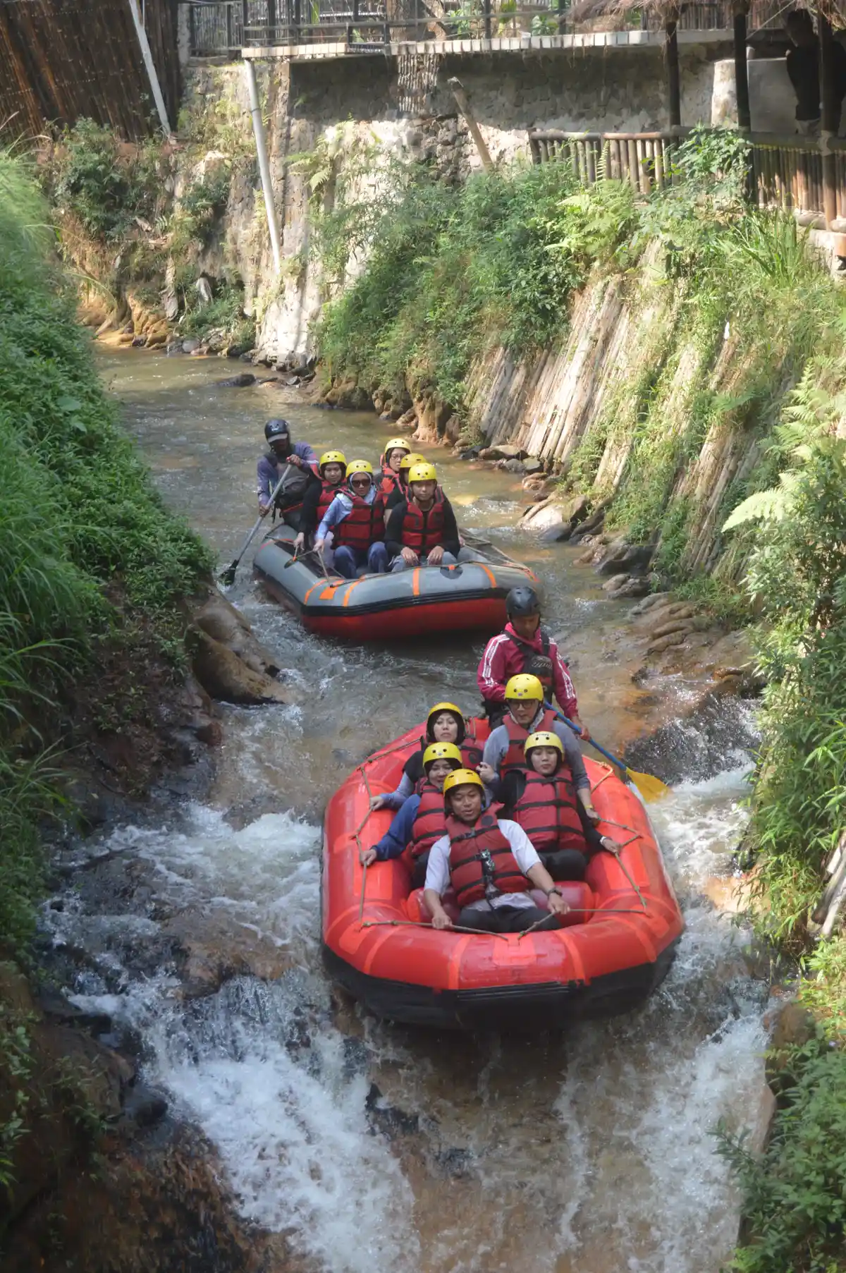 Perahu Twins Travel bergoyang di ombak Jeram Domba