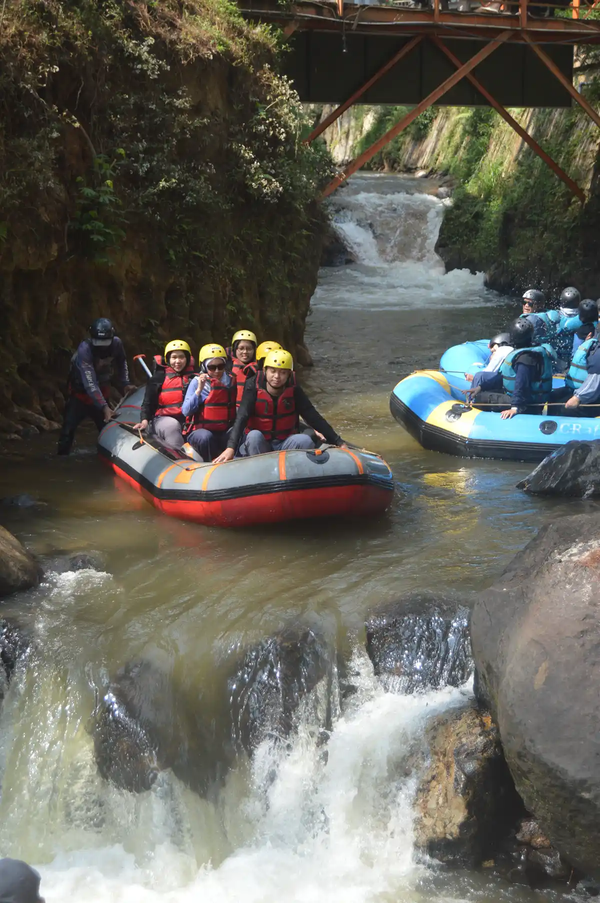 Rafting pangalengan rombongan Twins Travel di Jeram Kacapi