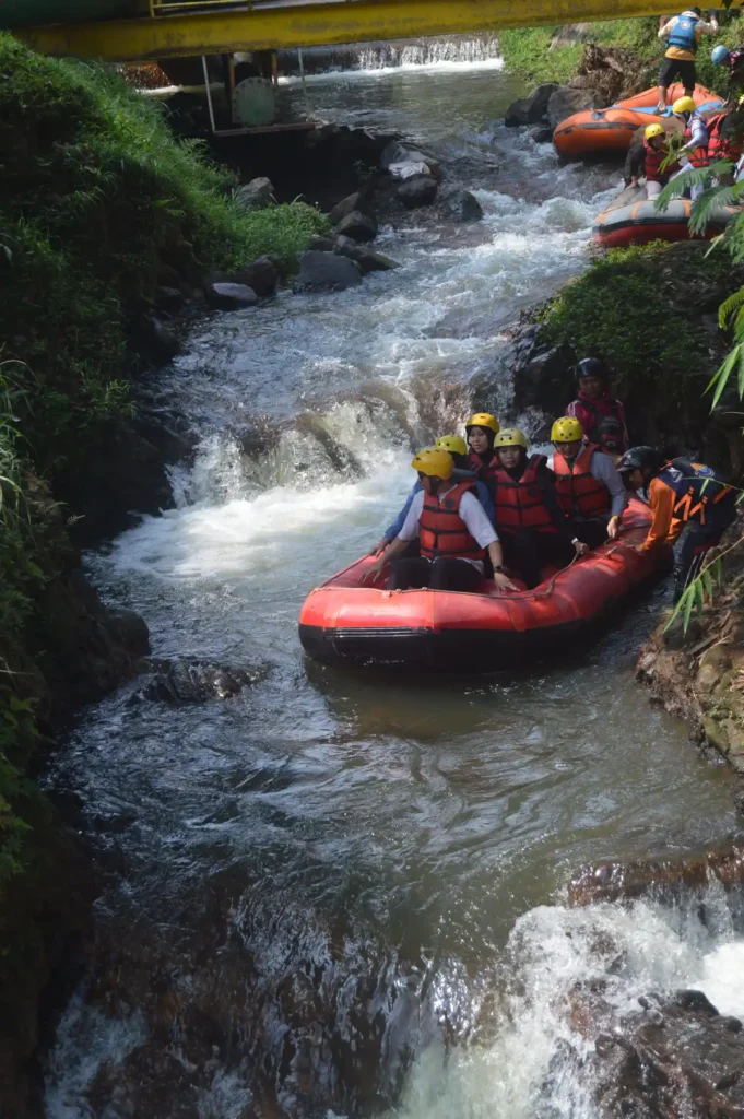 Rombongan Twins Travel situ cileunca rafting di Jeram Start