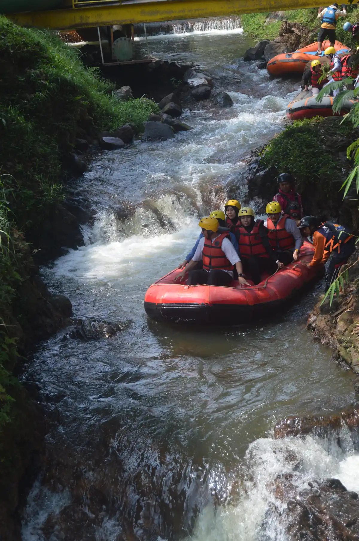 Rombongan Twins Travel situ cileunca rafting di Jeram Start